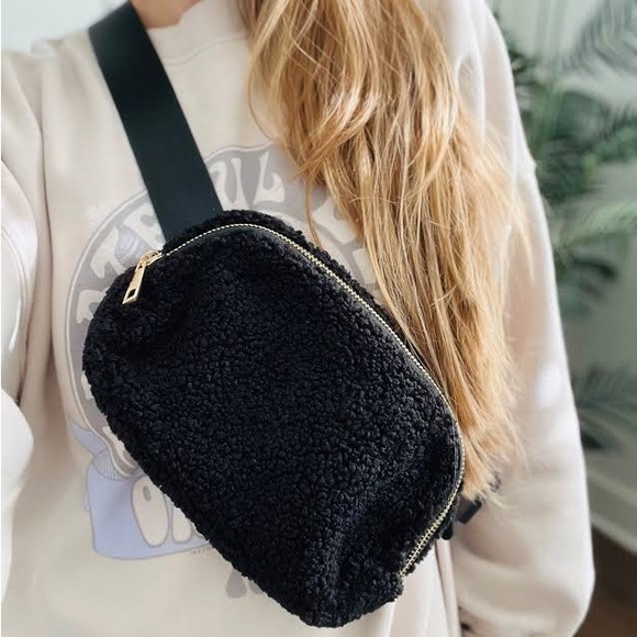Lululemon Everywhere Fleece Belt Bag Black NWOT ✨ ONLY ONE LEFT 🤍✨ - Picture 1 of 2